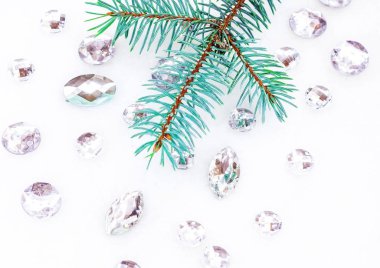 Mavi ladin şube ile dekorasyon için kristalleri.