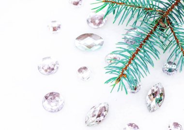 Mavi ladin şube ile dekorasyon için kristalleri.