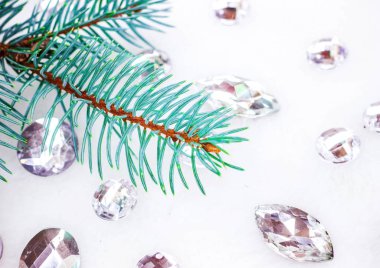 Mavi ladin şube ile dekorasyon için kristalleri.