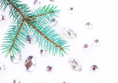 Mavi ladin şube ile dekorasyon için kristalleri.