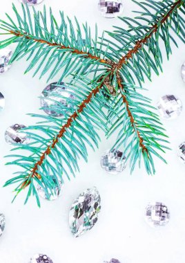 Mavi ladin şube ile dekorasyon için kristalleri.