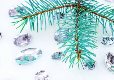 Mavi ladin şube ile dekorasyon için kristalleri.