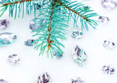 Mavi ladin şube ile dekorasyon için kristalleri.