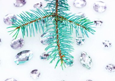 Mavi ladin şube ile dekorasyon için kristalleri.