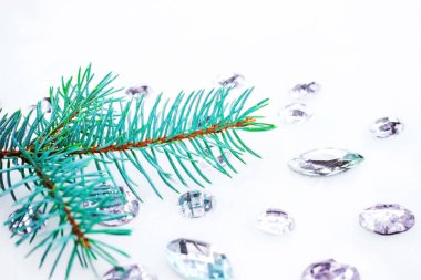Mavi ladin şube ile dekorasyon için kristalleri.