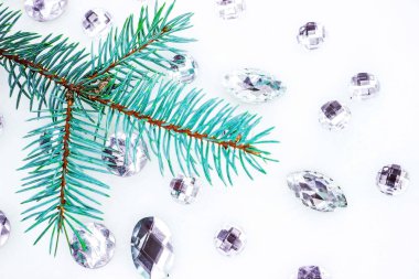 Mavi ladin şube ile dekorasyon için kristalleri.