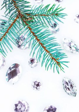 Mavi ladin şube ile dekorasyon için kristalleri.