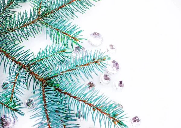 Mavi ladin şube ile dekorasyon için kristalleri.