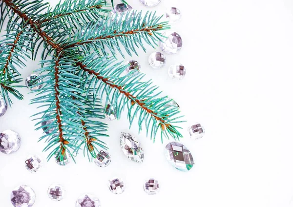 Mavi ladin şube ile dekorasyon için kristalleri.