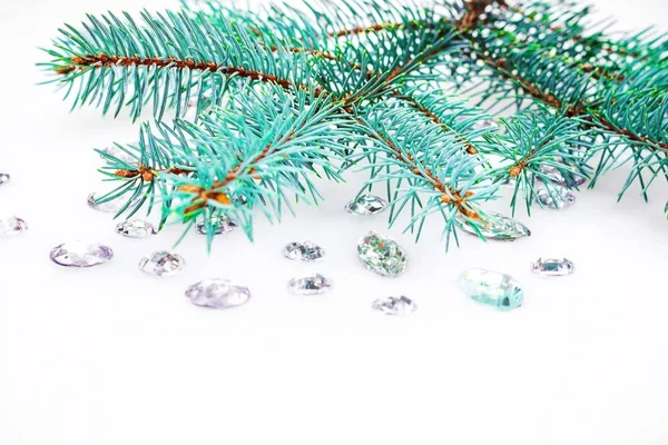 Mavi ladin şube ile dekorasyon için kristalleri.