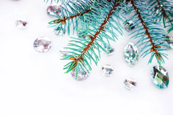 Mavi ladin şube ile dekorasyon için kristalleri.