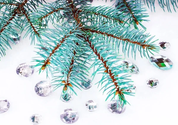 Mavi ladin şube ile dekorasyon için kristalleri.