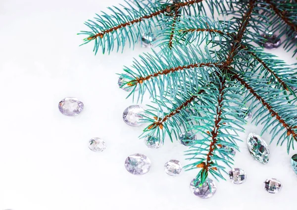 Mavi ladin şube ile dekorasyon için kristalleri.