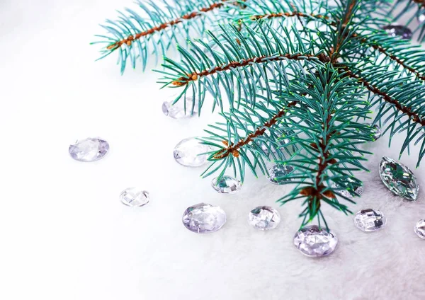 Mavi ladin şube ile dekorasyon için kristalleri.