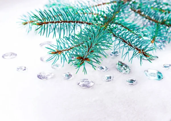 Mavi ladin şube ile dekorasyon için kristalleri.