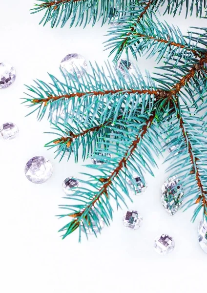 Mavi ladin şube ile dekorasyon için kristalleri.