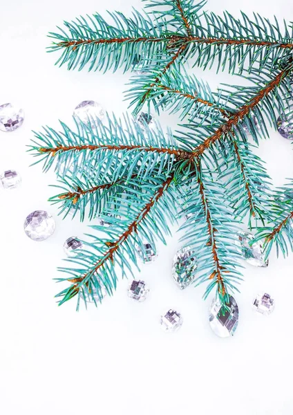 Mavi ladin şube ile dekorasyon için kristalleri.