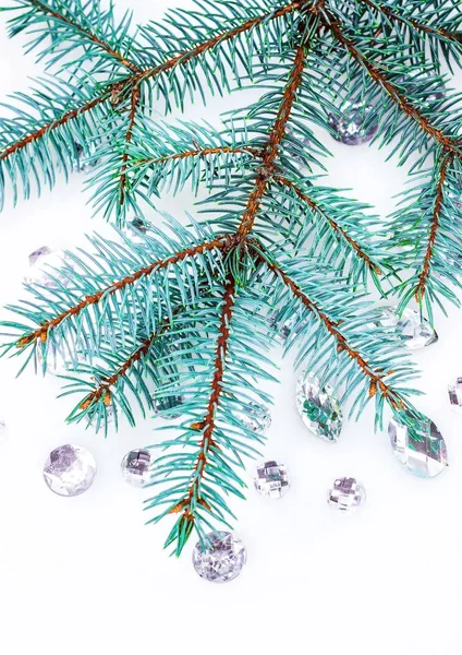 Mavi ladin şube ile dekorasyon için kristalleri.