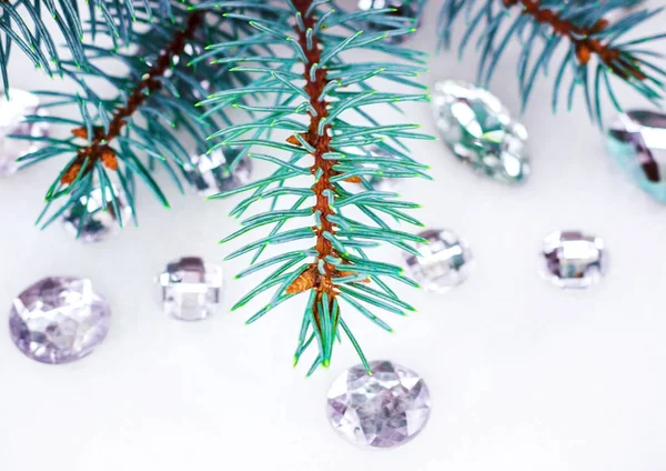 Mavi ladin şube ile dekorasyon için kristalleri.