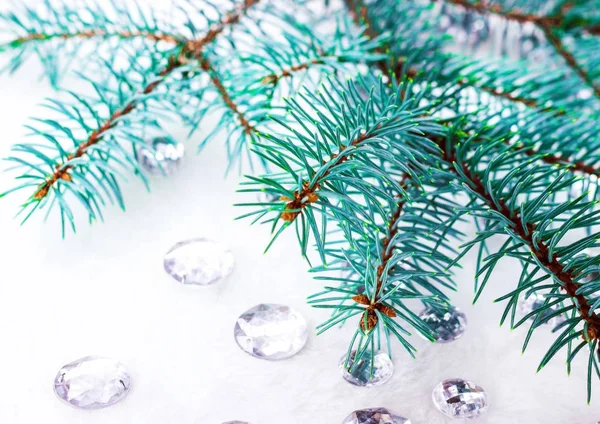 Mavi ladin şube ile dekorasyon için kristalleri.