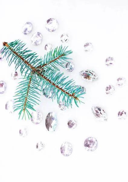 Mavi ladin şube ile dekorasyon için kristalleri.