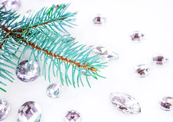 Mavi ladin şube ile dekorasyon için kristalleri.