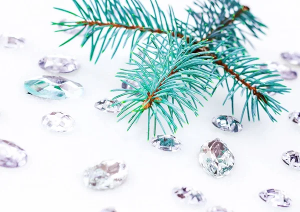 Mavi ladin şube ile dekorasyon için kristalleri.