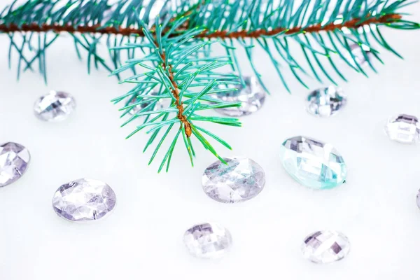 Mavi ladin şube ile dekorasyon için kristalleri.