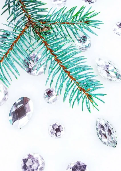 Mavi ladin şube ile dekorasyon için kristalleri.