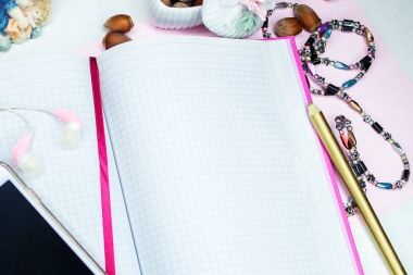 Kadın güzelliğinin öğelerle güzel defter