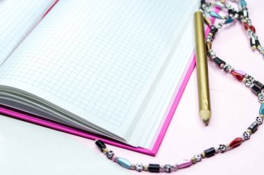 Kadın güzelliğinin öğelerle güzel defter