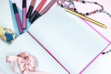 Kadın güzelliğinin öğelerle güzel defter