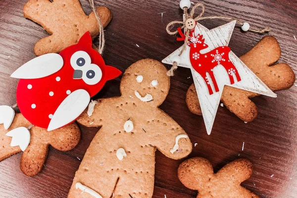 Biscuit boy con adornos brillantes para Navidad . — Foto de Stock