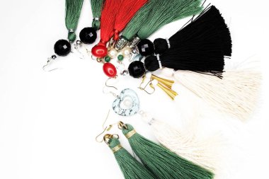 Beyaz farklı renklerde güzel küpe.