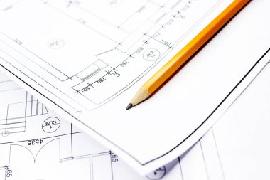 Çizimlerle taslaklar üzerinde kalem.