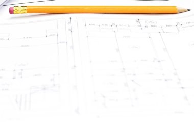 Çizimlerle taslaklar üzerinde kalem.