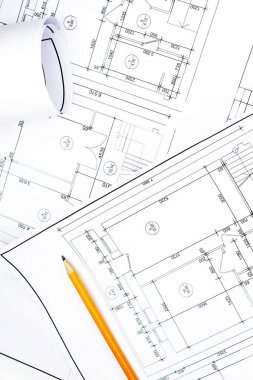 Çizimlerle taslaklar üzerinde kalem.