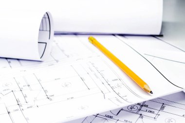 Çizimlerle taslaklar üzerinde kalem.