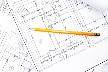 Çizimlerle taslaklar üzerinde kalem.