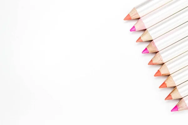 Lápices para labios de diferentes colores sobre blanco . — Foto de Stock