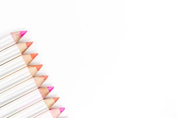 Bleistifte für Lippen in verschiedenen Farben auf Weiß. — Stockfoto