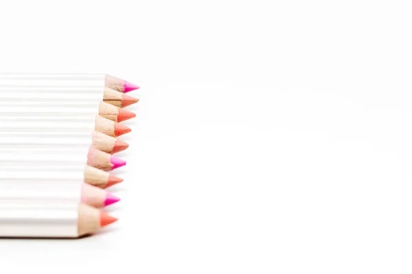 Lápices para labios de diferentes colores sobre blanco . — Foto de Stock