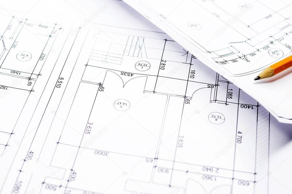 Чертеж карандашом. Чертеж карандаша на бумаге. Ручной чертеж карандашом. Обои в виде стола с чертежами