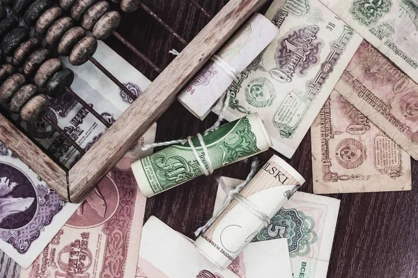 Dinero y ábaco de madera — Foto de Stock
