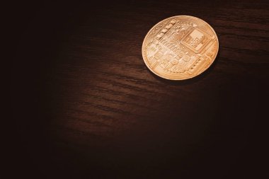 Koyu ahşap zemin üzerine altın bitcoin. Arka plan.
