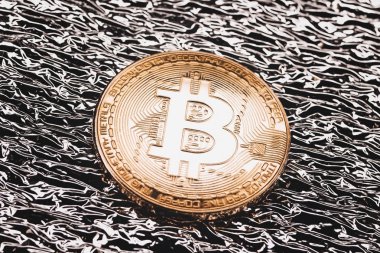 Gümüş arka plan Bitcoin yakın çekim