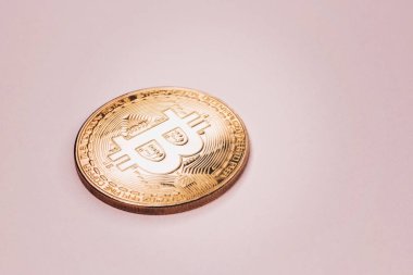 Bitcoin altın sikke üzerinde pembe