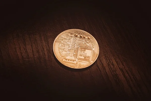 Bitcoin dorado sobre un fondo de madera oscura. Contexto . —  Fotos de Stock