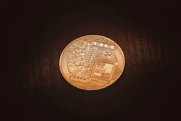 Zlatá bitcoin na tmavém pozadí dřevěná. Pozadí. — Stock fotografie