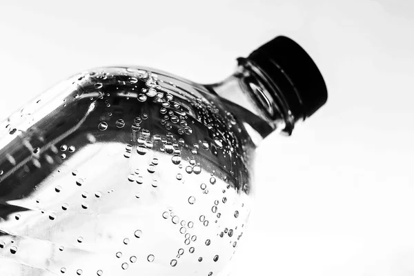 Woda w butelce na białym. — Zdjęcie stockowe